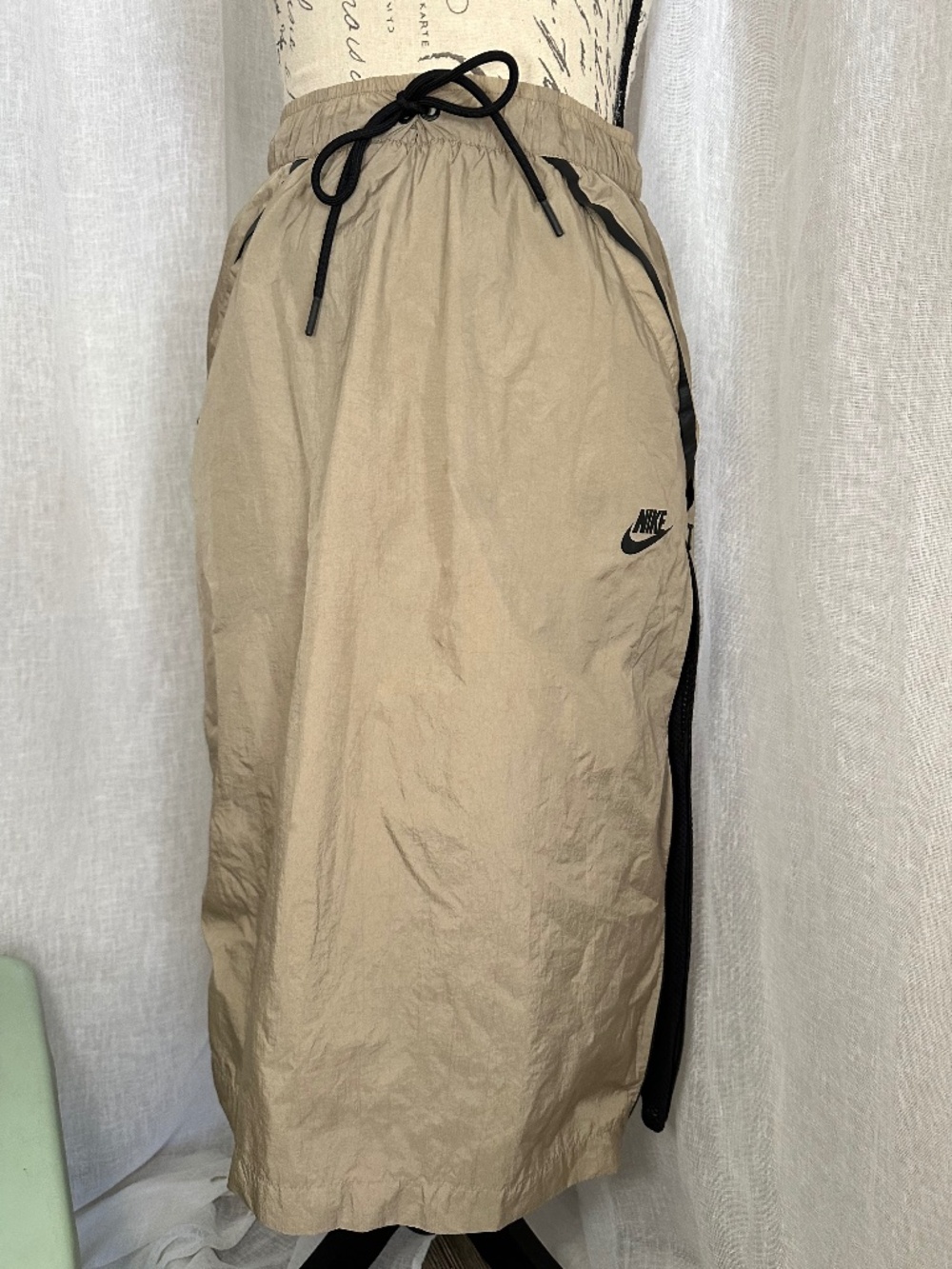 Nike Athleisure Sportswear Tech beige Midi Skirt with zip up mesh size XS